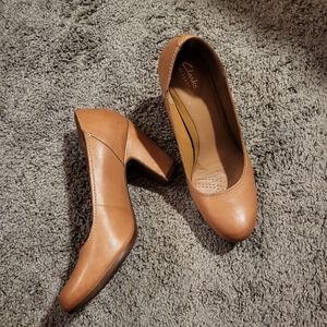 Tan leather thick heeled pumps Clark's size 10